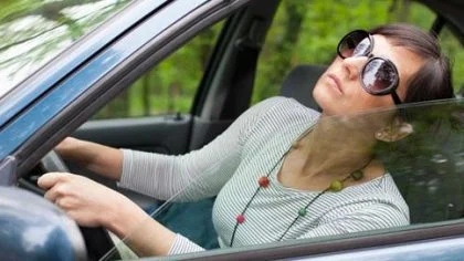 Vrouw in auto kijkt naar buiten – Hagelschade – Particulier
