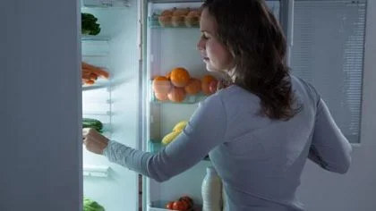 Vrouw pakt wat uit koelkast – Stroomstoring – Particulier