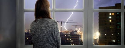 Vrouw kijkt naar blikseminslag – Noodweer – Particulier