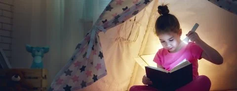 Kindje binnen in tent aan het lezen – Stroomstoring – Particulier