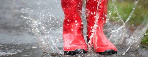 Kind met rode regenlaarzen springt in plas – Waterschade – Particulier