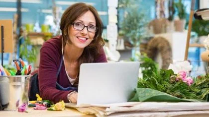 Vrouw achter laptop – Ondernemer – Zakelijk