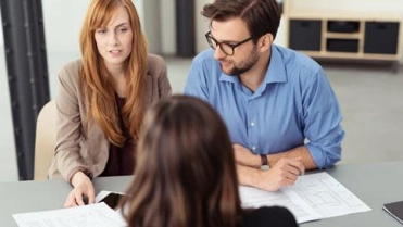 Man en vrouw aan tafel met adviseur – Werkwijze – Particulier