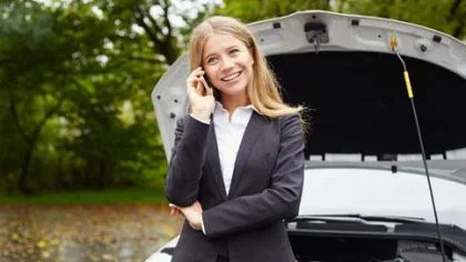 Vrouw belt, motorkap open – Werkwijze – Particulier