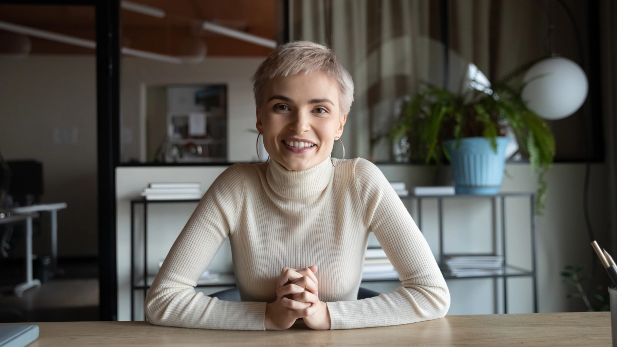 Vrouw aan tafel glimlacht – Werkwijze – Particulier