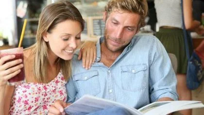 Man en vrouw lezen folder – Hypotheek – Zakelijk