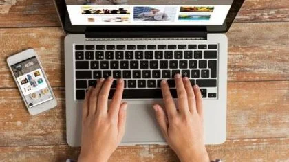 Iemand bezig op laptop, mobiel ernaast – Specialismen – Zakelijk