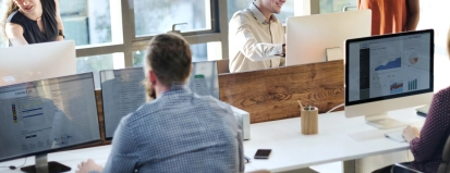 Mensen aan het werk achter computers – Specialismen – Zakelijk