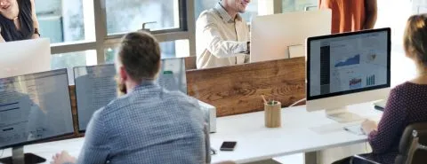 Mensen aan het werk achter computers – Specialismen – Zakelijk