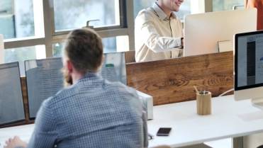 Mensen aan het werk achter computers – Specialismen – Zakelijk