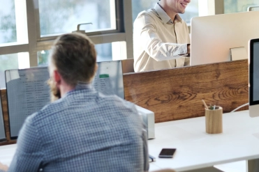 Mensen aan het werk achter computers – Specialismen – Zakelijk