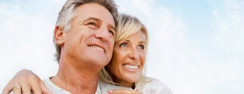 Stel kijkt in verte blij – Pensioen en inkomen – Particulier