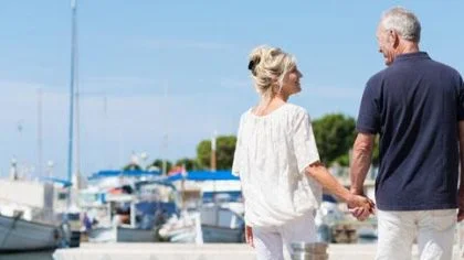 Vrouw en man hand vast – Pensioen en inkomen – Particulier
