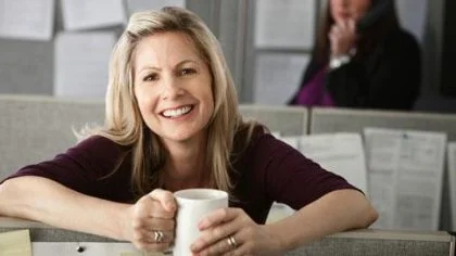 Vrouw glimlacht met kop drinken – Pensioen en inkomen – Particulier