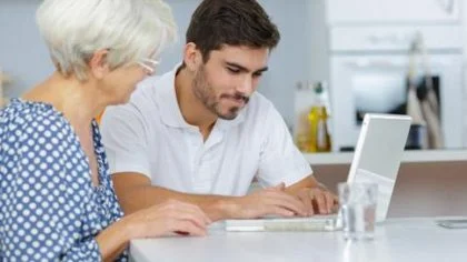 Man met oudere vrouw op laptop – Pensioen en inkomen – Particulier