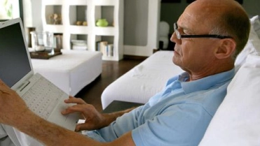 Oudere man op laptop – Pensioen en inkomen – Particulier