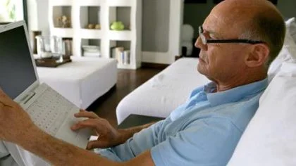 Oudere man op laptop – Pensioen en inkomen – Particulier