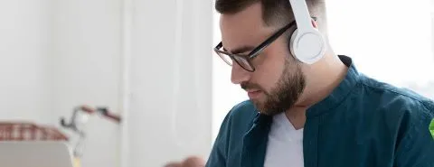 Man met koptelefoon-ontwikkelingen-Zakelijk