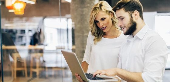 Man en vrouw met laptop-werkwijze-zakelijk