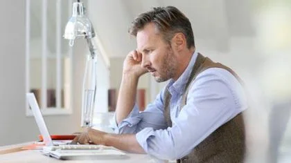 Man achter laptop – Overlijdensrisicoverzekering of compagnonsverzekering – Particulier