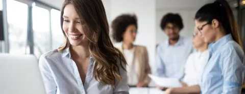 Vrouw op laptop staand – Pensioen – Zakelijk