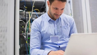 Man in datacenter op laptop – Specialismen – Zakelijk