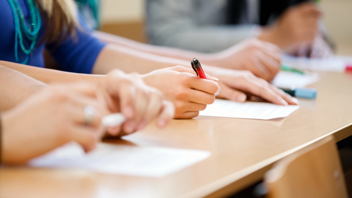 Mensen aan het schrijven – Preventieservice – Zakelijk