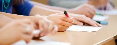 Mensen aan het schrijven – Preventieservice – Zakelijk