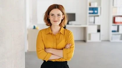 Vrouw staat armen over elkaar – Pensioen en inkomen – Particulier