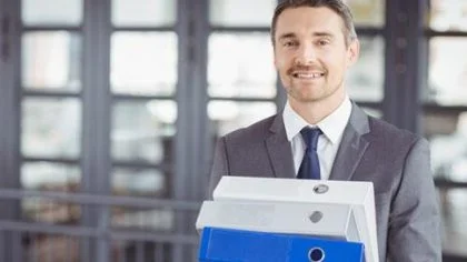 Man houdt mappen vast – Reconstructieverzekering – Zakelijk