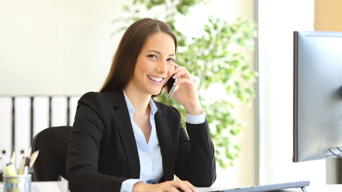 Vrouw aan telefoon – Reconstructieverzekering – Zakelijk