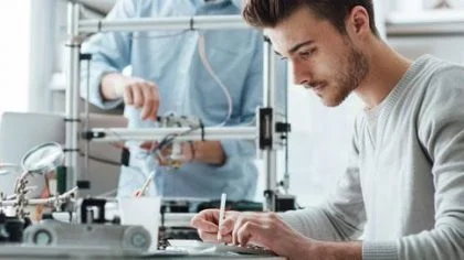 Jongen technisch aan het werk – Pensioen en inkomen – Particulier