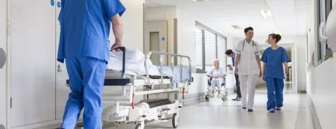 Ziekenhuis hulpverlener duwt bed – Specialismen – Zakleijk