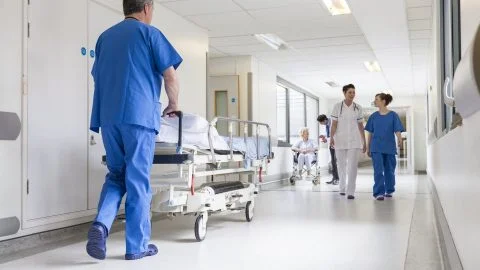 Ziekenhuis hulpverlener duwt bed – Specialismen – Zakleijk