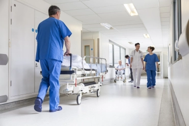 Ziekenhuis hulpverlener duwt bed – Specialismen – Zakleijk