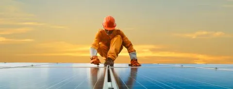 Werknemer op dak zonnepanelen – Gebouwenverzekering – Zakelijk