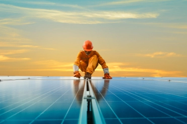 Werknemer op dak zonnepanelen – Gebouwenverzekering – Zakelijk
