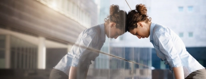 Vrouw tegen muur-stress-zakelijk