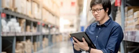 Werknemer in magazijn neemt inventaris op – Preventieservice – Zakelijk