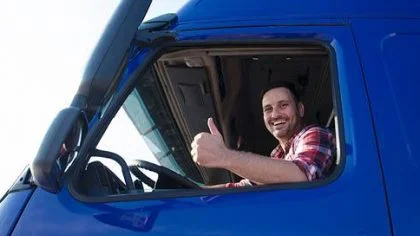 Vrachtwagen chauffeur in vrachtwagen – Corona – Zakelijk
