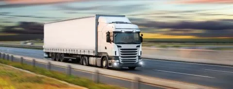 Vrachtwagen op snelweg – Corona – Zakelijk
