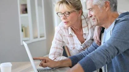 Vrouw en man kijken naar laptop – Hypotheek – Particulier