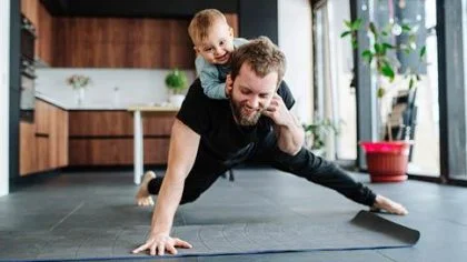 Kindje op rug man die yoga doet – Hypotheek – Particulier