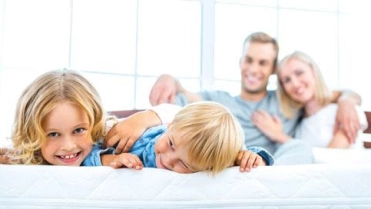 Kinderen en ouders op bed – Pensioen – Particulier