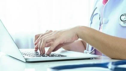 Arts op laptop – Ziekengeldverzekering – Zakelijk
