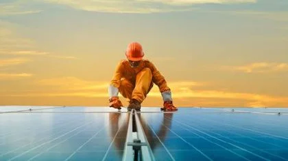 Werknemer op dak zonnepanelen – Gebouwenverzekering – Zakelijk