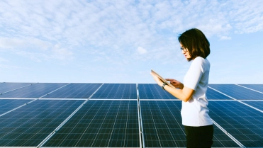 Vrouw bekijkt zonnepanelen – Gebouwenverzekering – Zakelijk