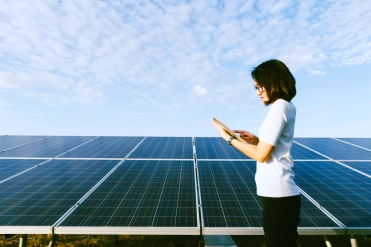 Vrouw bekijkt zonnepanelen – Gebouwenverzekering – Zakelijk