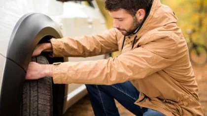 Man vervangt autoband – Bedrijfsautoverzekering – Zakelijk