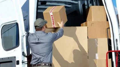 Vervoeder laadt dozen in – Vervoerdersaansprakelijkheidsverzekering – Zakelijk